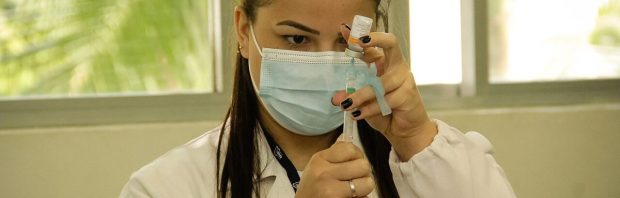 De ongemakkelijke cijfers achter Moderna’s nieuwe mRNA-griepvaccin: waarom keurde de FDA deze prik goed?