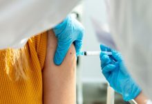 Deze verzekeringsbaas werd ontslagen toen hij alarm sloeg over vaccinatieschade. 4 jaar later spreekt hij