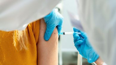 Deze verzekeringsbaas werd ontslagen toen hij alarm sloeg over vaccinatieschade. 4 jaar later spreekt hij