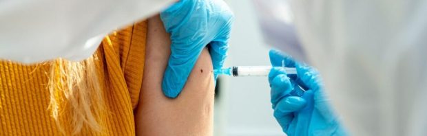 Deze verzekeringsbaas werd ontslagen toen hij alarm sloeg over vaccinatieschade. 4 jaar later spreekt hij