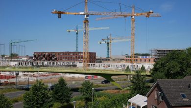 Gemeente Nijmegen 'gaat illegaal een AZC plaatsen' bij een woonwijk voor jonge gezinnen en naast een sportveld
