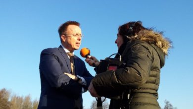 ‘Ik ben hier aan het woord!’ Huilende boerin monddood gemaakt door commissaris van de Koning