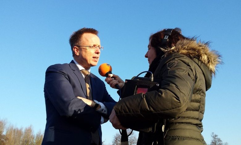 ‘Ik ben hier aan het woord!’ Huilende boerin monddood gemaakt door commissaris van de Koning 1 ‘Ik ben hier aan het woord!’ Huilende boerin monddood gemaakt door commissaris van de Koning
