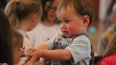 Non-binaire kleuterleerkracht in een kleuterklas in Zoersel