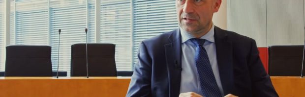 Topeconoom en bankinsider in Duitse Bondsdag: ‘Banken willen oorlog. Ze financieren beide kanten’