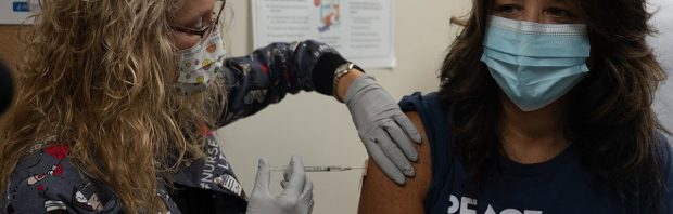 Veiligheidssignalen mRNA-vaccins tegen COVID-19 genegeerd: hoe men willens en wetens een kapot systeem bleef gebruiken