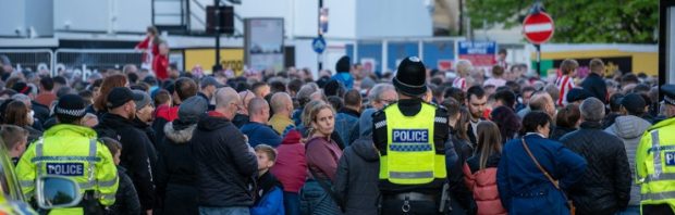 Kijk: Illegalen worden verwelkomd alsof het hoogwaardigheidsbekleders zijn terwijl lokale bewoners in lockdown moeten