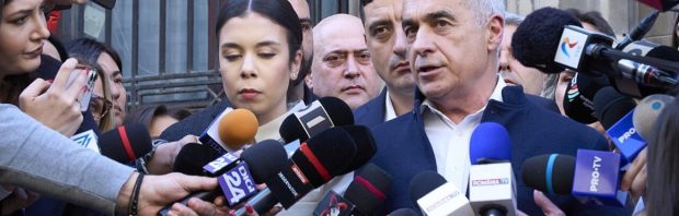 ‘Schandalige’ arrestatie van Calin Georgescu ontketent golf van protest in Roemenië: ‘Weg met de Europese dictatuur!’